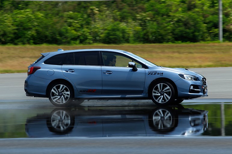 ハンドリング自慢のヨコハマ新タイヤ アドバン フレバ V701 を試走 Carview 自動車情報サイト 新車 中古車 Carview