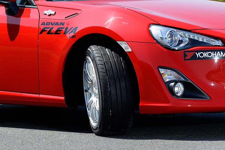 ハンドリング自慢のヨコハマ新タイヤ アドバン フレバ V701 を試走 Carview 自動車情報サイト 新車 中古車 Carview