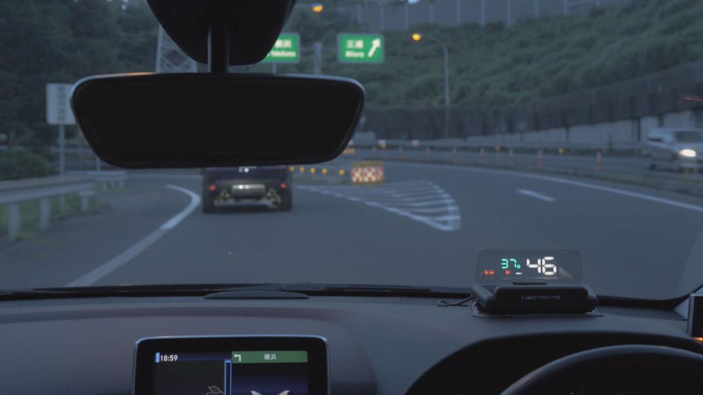 Hudを後付け Gps シガーソケットで簡単設置できるヘッドアップディスプレイ Hudネオトーキョー Gps W1 新発売 Motorfan 自動車情報サイト 新車 中古車 Carview