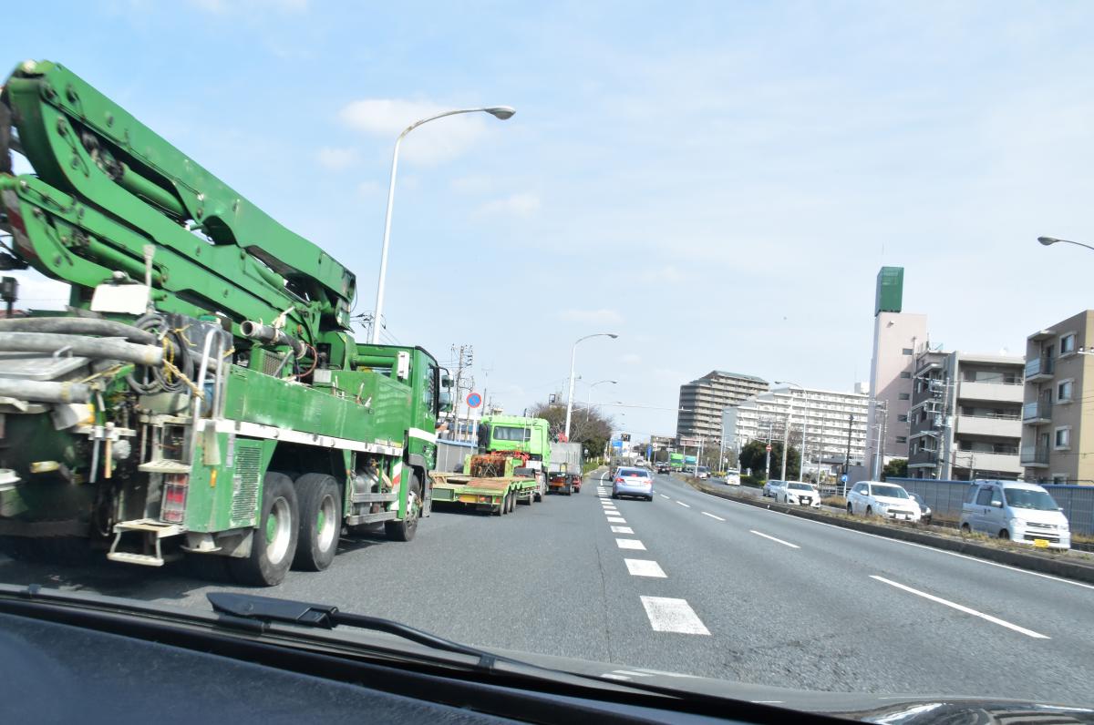 高速を降りたあとの一般道への合流車線で見かける停車トラックは違反 Web Cartop の写真 自動車情報サイト 新車 中古車 Carview