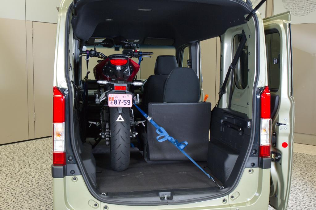 ホンダn Van トランポ性能検証 ビッグバイクも積めるけど 原付二種のcb125rは意外と手強い Motorfan 自動車情報サイト 新車 中古車 Carview