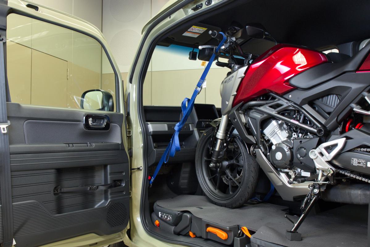 ホンダn Van トランポ性能検証 ビッグバイクも積めるけど 原付二種のcb125rは意外と手強い Motorfan 自動車情報サイト 新車 中古車 Carview