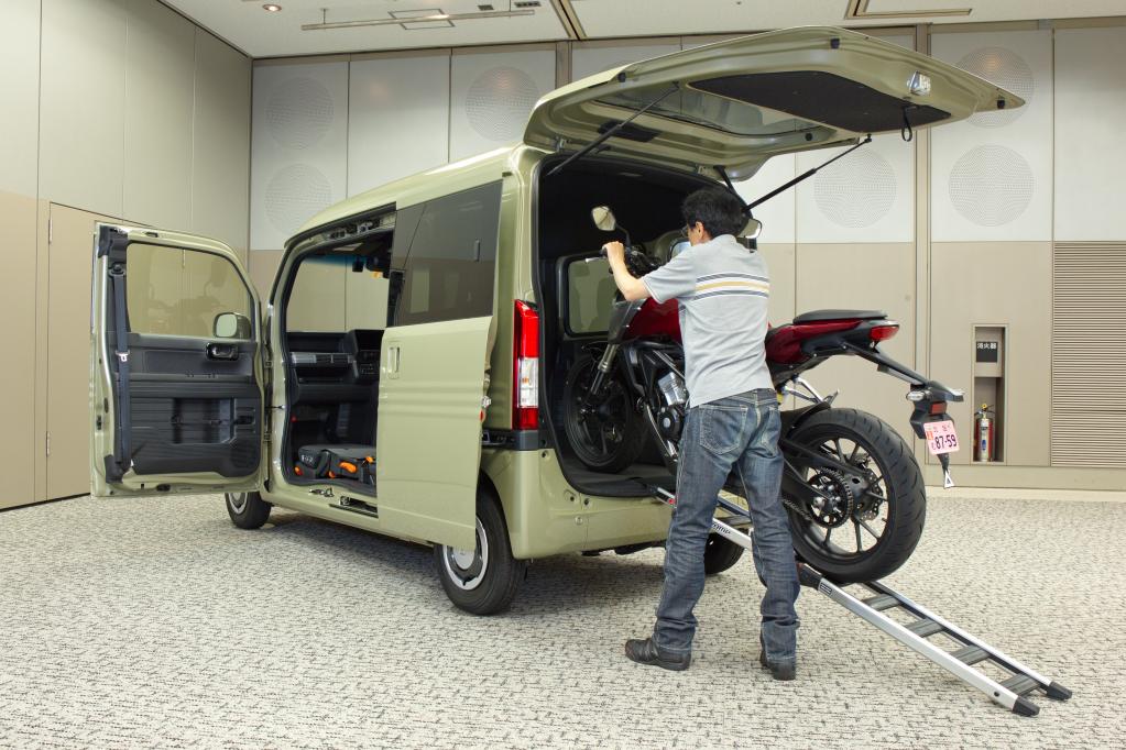 ホンダn Van トランポ性能検証 ビッグバイクも積めるけど 原付二種のcb125rは意外と手強い Motorfan の写真 6ページ目 自動車情報サイト 新車 中古車 Carview