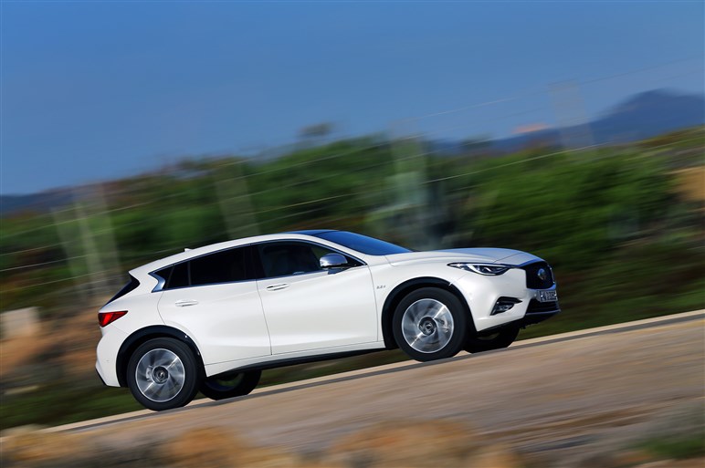 欧州を狙うインフィニティq30に試乗 日本製プレミアムの弱点とは Carview 自動車情報サイト 新車 中古車 Carview