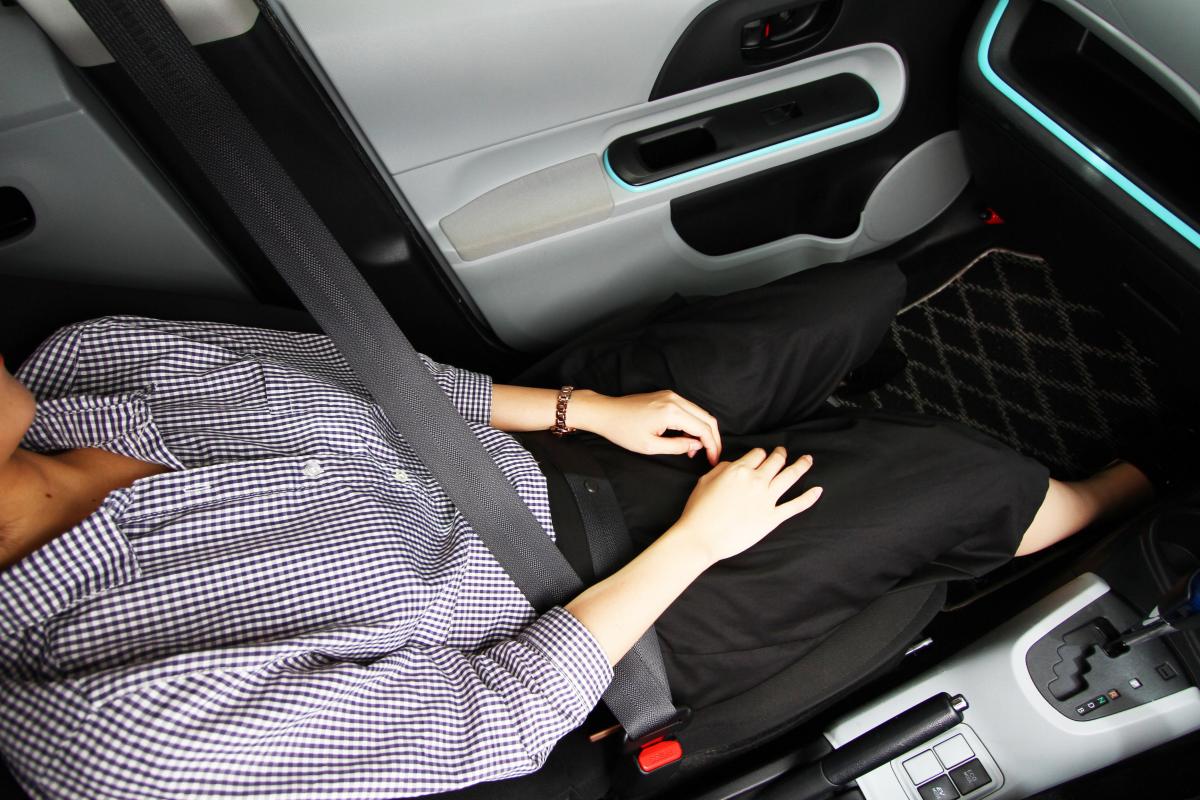 クルマの走行中に助手席の背もたれを倒して寝てもいいのか Web Cartop 自動車情報サイト 新車 中古車 Carview
