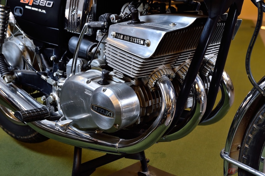 スズキgt380に取り付けられた三段シート背面にはポエムが記されていた 木下隆之の またがっちゃいましたvol 31 バイクのニュース 自動車情報サイト 新車 中古車 Carview