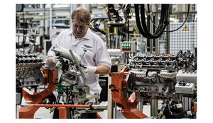 アストンマーティン　DB11用の最新V型12気筒ツインターボ・エンジンの生産開始