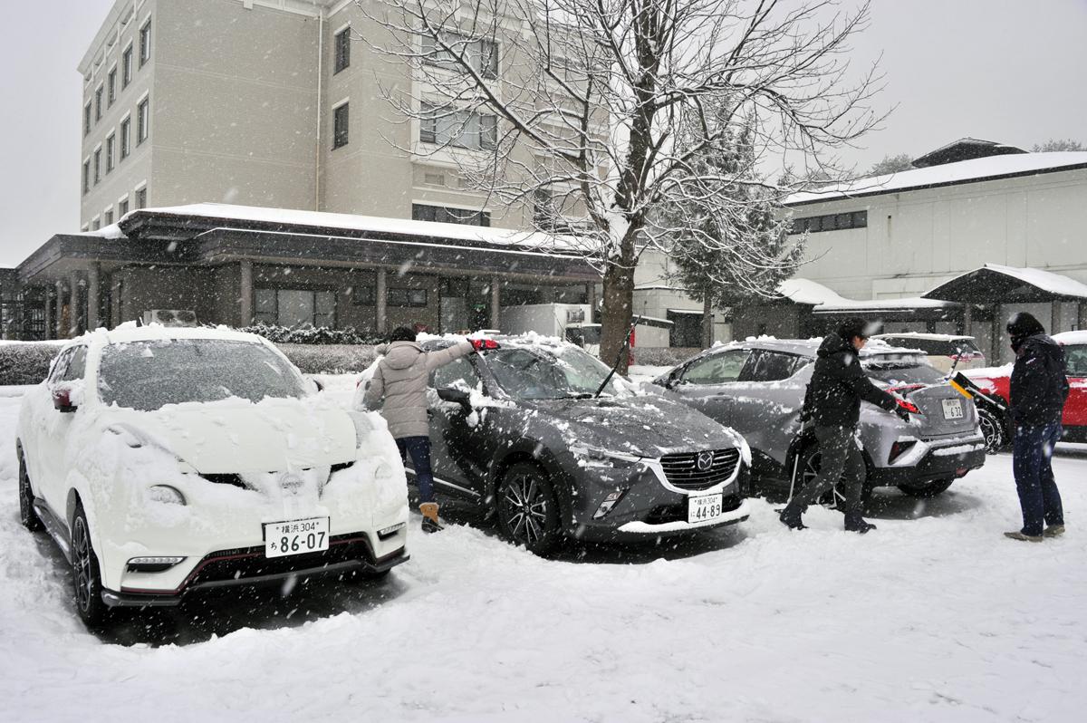 一歩間違えるとボディが傷だらけ 正しいクルマの雪下ろしの方法とは Web Cartop 自動車情報サイト 新車 中古車 Carview