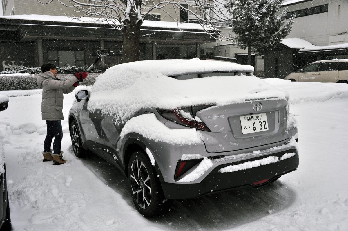 一歩間違えるとボディが傷だらけ 正しいクルマの雪下ろしの方法とは Web Cartop 自動車情報サイト 新車 中古車 Carview