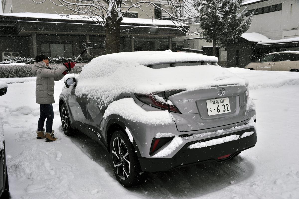 一歩間違えるとボディが傷だらけ！　正しいクルマの雪下ろしの方法とは