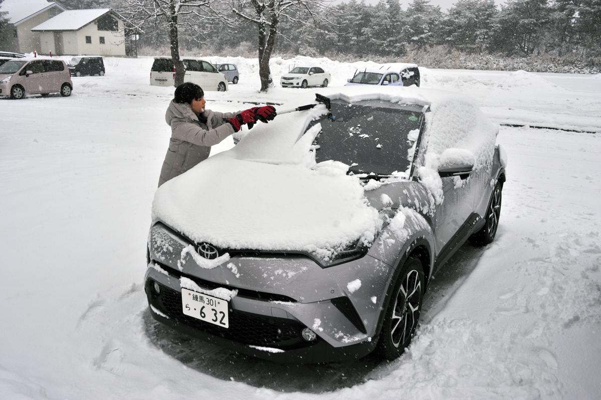 一歩間違えるとボディが傷だらけ 正しいクルマの雪下ろしの方法とは Web Cartop 自動車情報サイト 新車 中古車 Carview