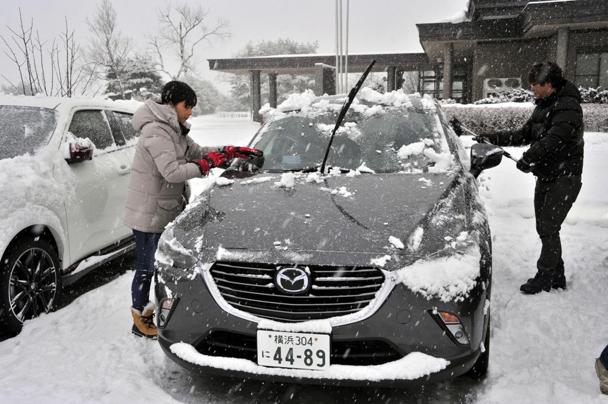 一歩間違えるとボディが傷だらけ！　正しいクルマの雪下ろしの方法とは