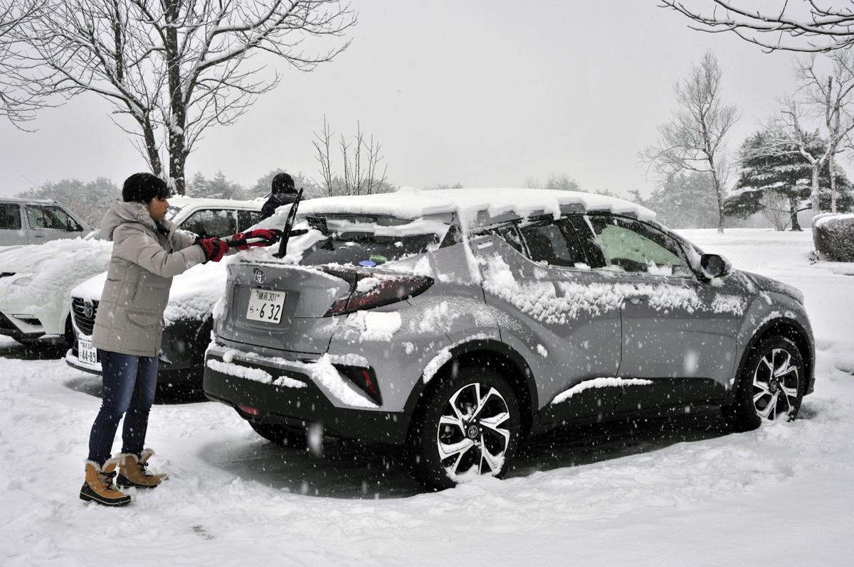 一歩間違えるとボディが傷だらけ 正しいクルマの雪下ろしの方法とは Web Cartop 自動車情報サイト 新車 中古車 Carview