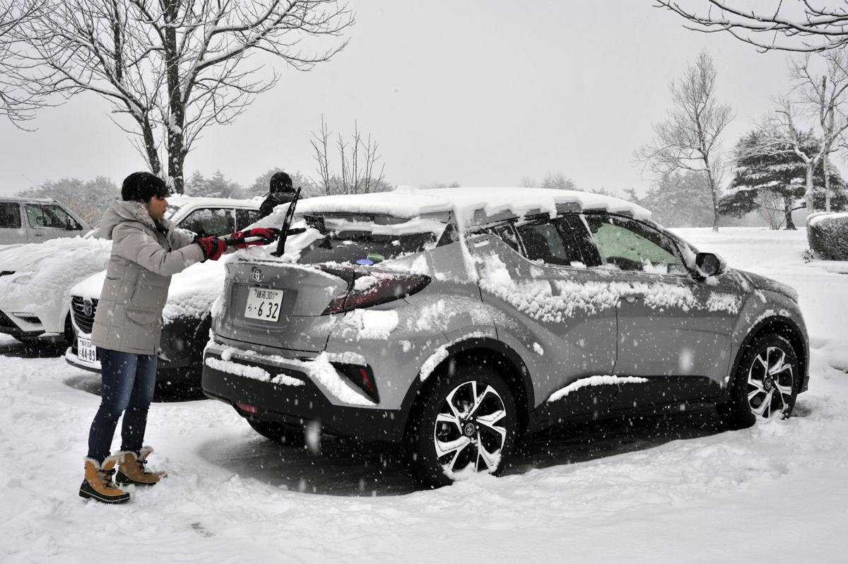 一歩間違えるとボディが傷だらけ！　正しいクルマの雪下ろしの方法とは