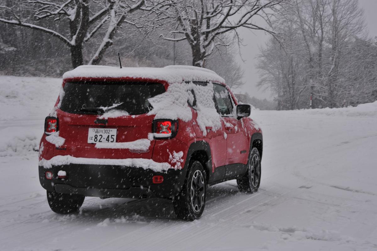 一歩間違えるとボディが傷だらけ 正しいクルマの雪下ろしの方法とは Web Cartop 自動車情報サイト 新車 中古車 Carview