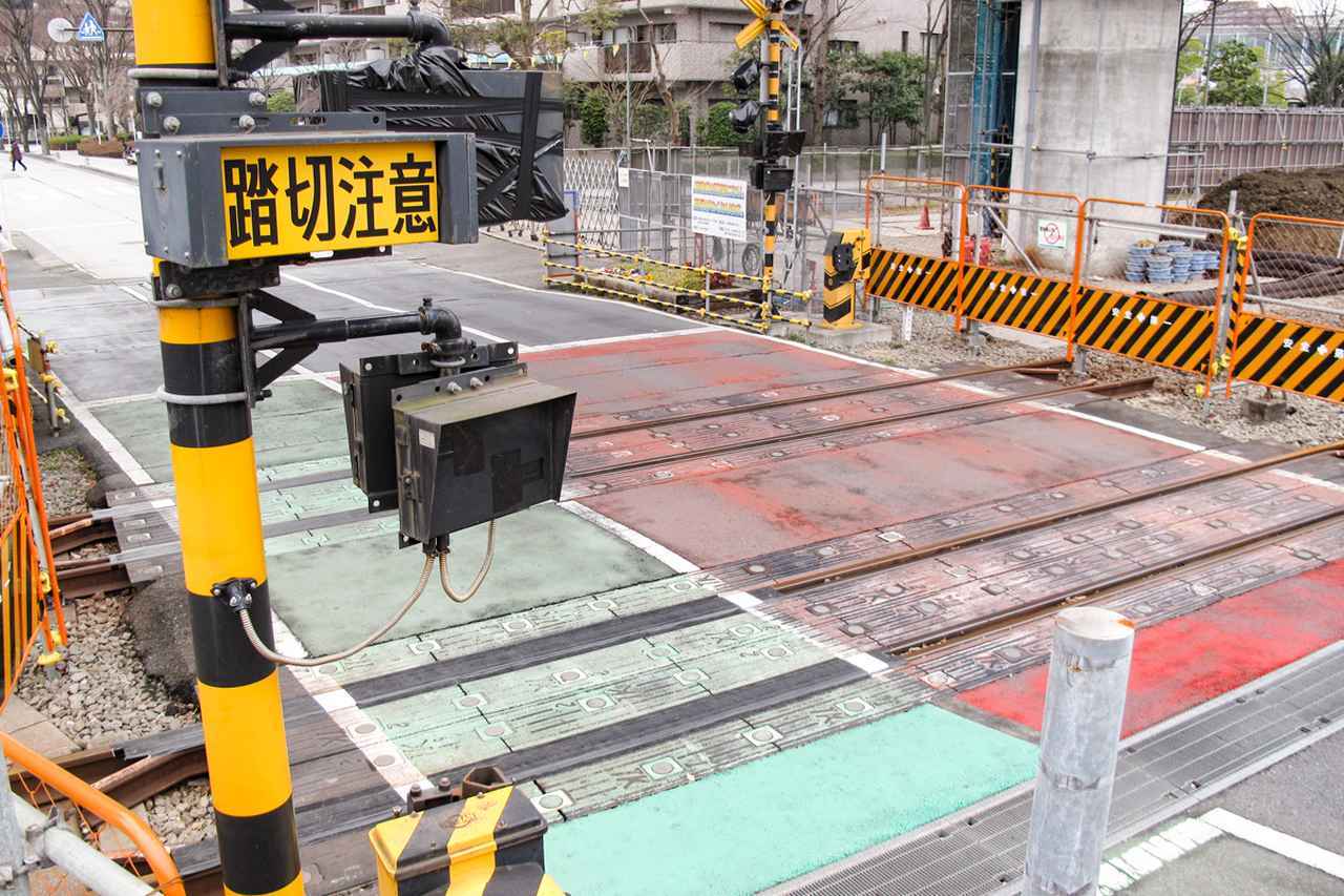 【くるま問答】この踏切で一時停止しますか？ 廃線になった電車の線路を渡る