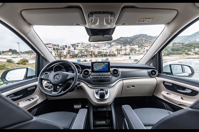 メルセデスの豪華ミニバン Vクラスが化粧直し キャンプ仕様のマルコポーロは今回も健在 Carview 自動車情報サイト 新車 中古車 Carview