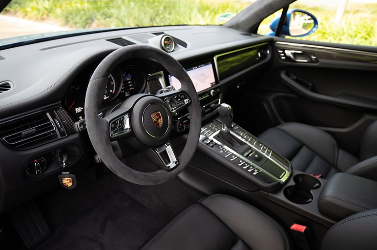 マカンターボマイチェンモデル先行試乗 気になる右ハンドル仕様のドライビングポジション Carview 自動車情報サイト 新車 中古車 Carview