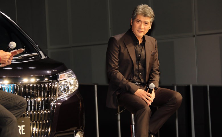 新型エスクァイアのイメージキャラクターはバットマンと吉川晃司 Carview 自動車情報サイト 新車 中古車 Carview