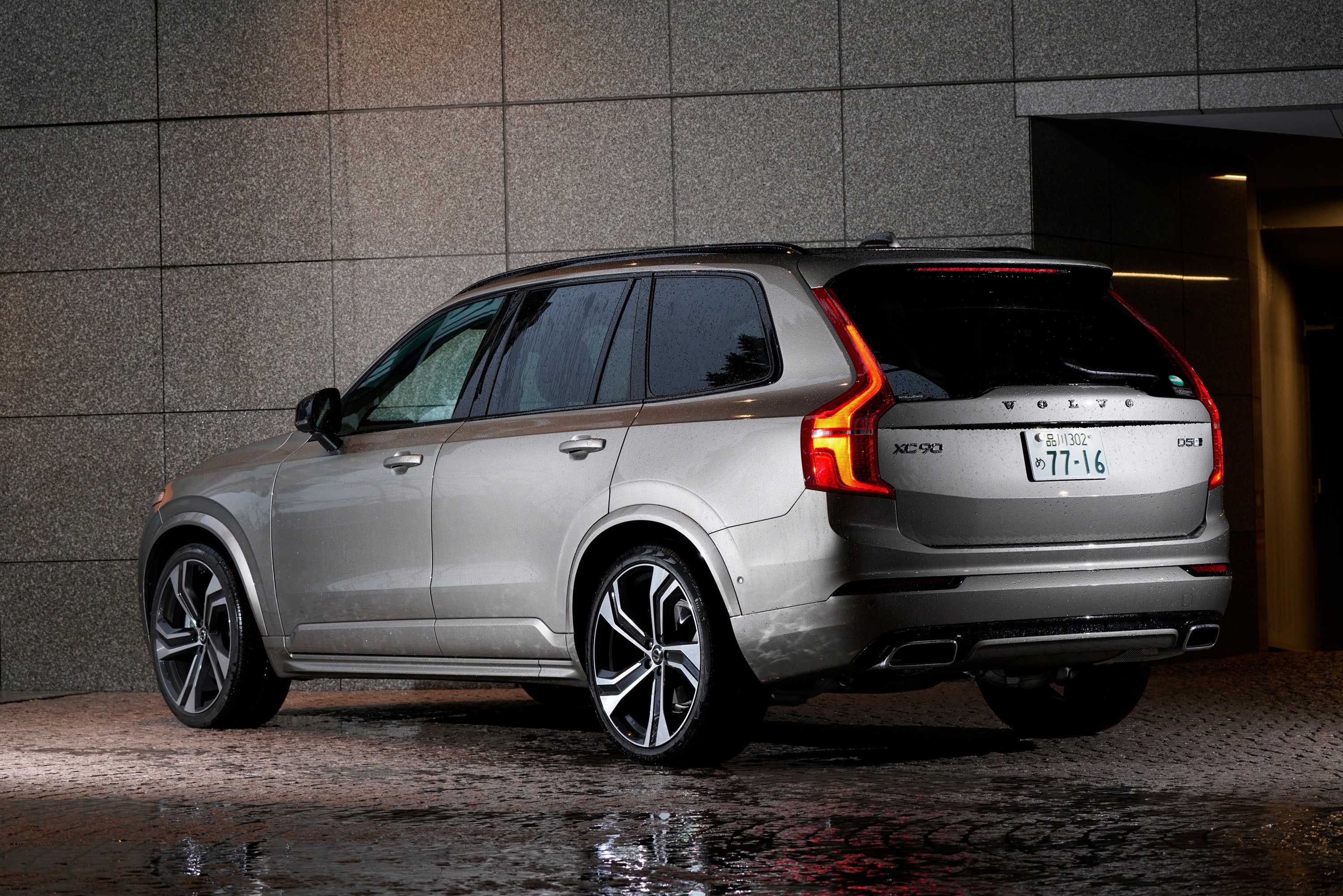 非オラオラ系ゆえのオーラ漂うボルボxc90がマイチェンしてr デザイン 白内装がキた Gq Japan 自動車情報サイト 新車 中古車 Carview