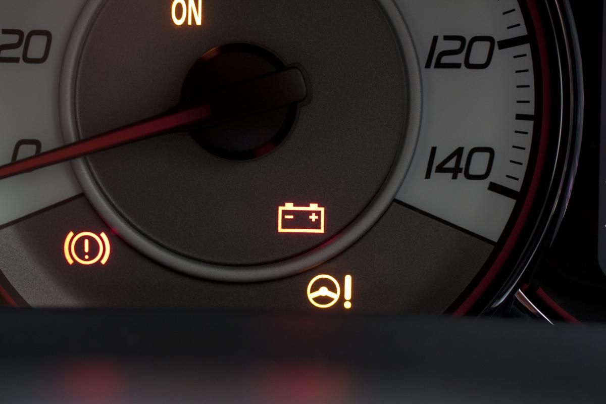 オイル警告灯があるのにエンジンにスティック状のオイルゲージがある理由とは Web Cartop 自動車情報サイト 新車 中古車 Carview