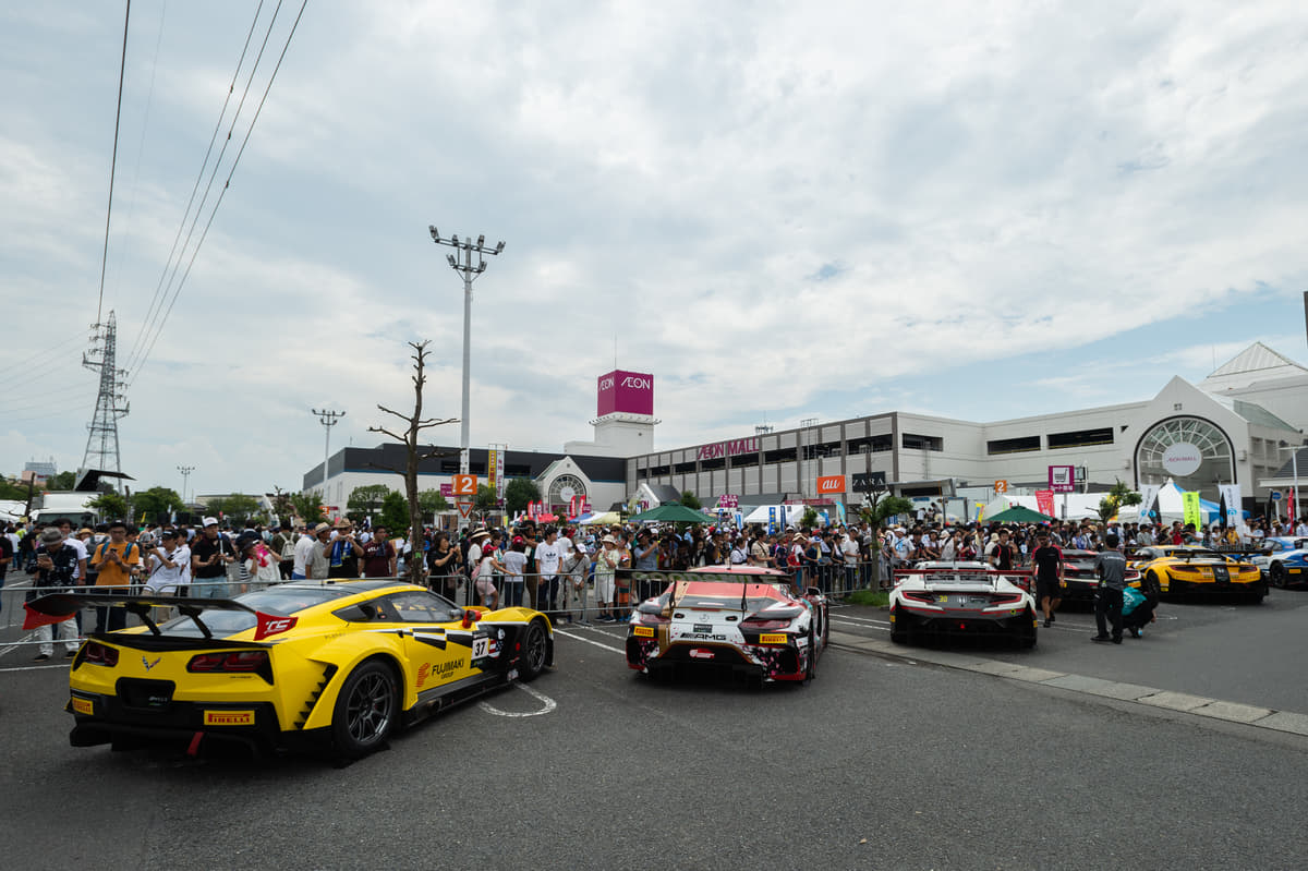 『モータースポーツ都市宣言』を掲げる三重県鈴鹿市でGTレースカーが公道をパレードラン！