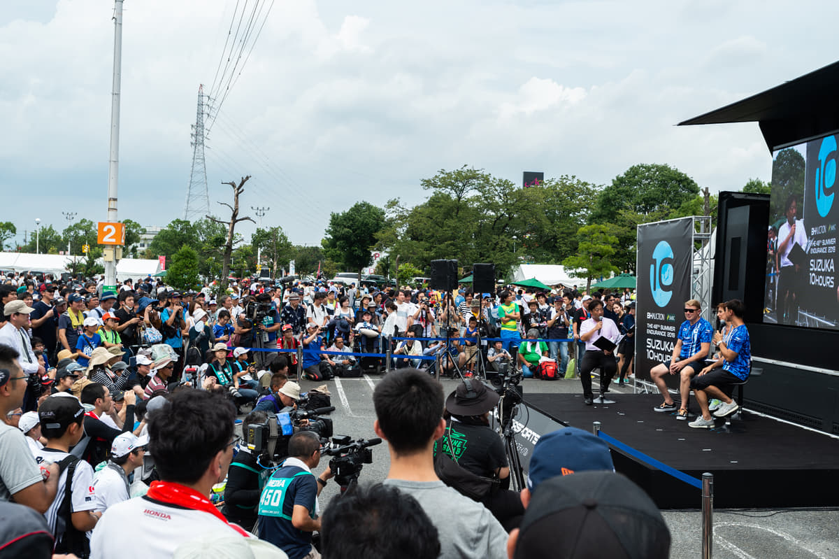 『モータースポーツ都市宣言』を掲げる三重県鈴鹿市でGTレースカーが公道をパレードラン！