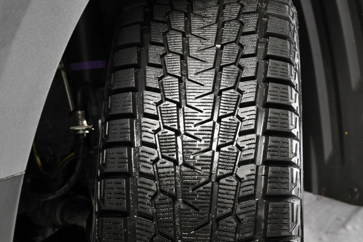同じゴムの塊なのに夏タイヤと何が違う スタッドレスタイヤはなぜ雪や氷の上を走れるのか Web Cartop 自動車情報サイト 新車 中古車 Carview