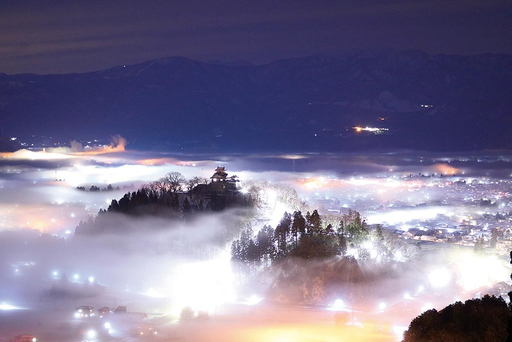 盆地を埋め尽くす雲海に天空の城が浮かび上がる 福井県 越前大野城 雲海ドライブ スポット Spot 53 Le Volant Carsmeet Web 自動車情報サイト 新車 中古車 Carview