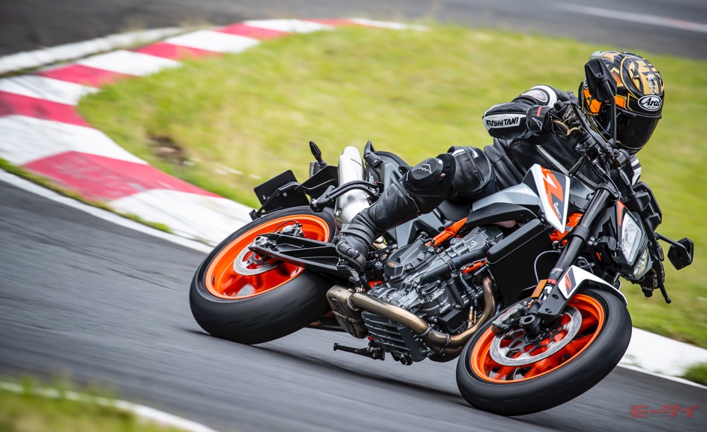 試乗レポート Ktm 0デュークr ネイキッドでありながら サーキットではスーパースポーツ的な走りも可能 モーサイ 自動車情報サイト 新車 中古車 Carview