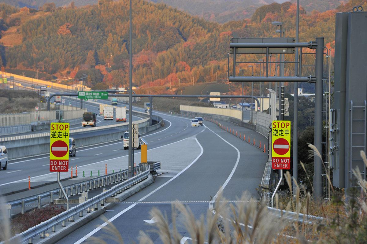 最近の高速道路のsa Paの駐車枠が斜めになっている理由とは Web Cartop 自動車情報サイト 新車 中古車 Carview