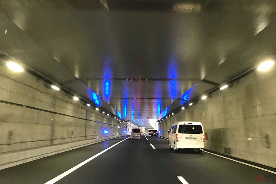 渋滞対策で増える「ペースメーカーライト」 なぜか日本初導入の新名神だけが一時停止？