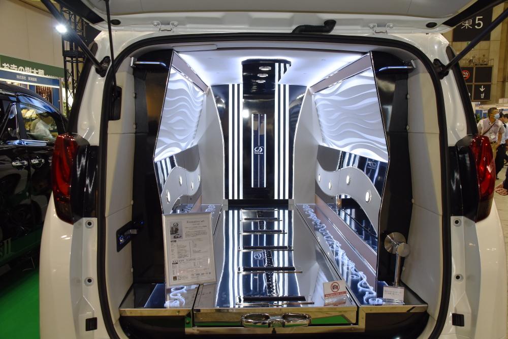 Trgからトヨタ アルファードベースの新たなコンセプトの霊柩車が2台登場 Web Cartop 自動車情報サイト 新車 中古車 Carview