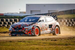 世界ラリークロス：『ルノー・メガーヌR.S.RXスーパーカー』が公式テストデビュー