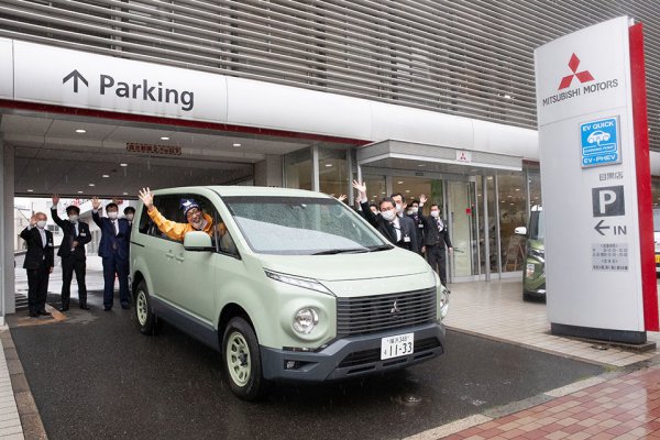 ついに納車 デリカd 5テリー伊藤仕様その名も Eyeキュート 街へ出る ベストカーweb 自動車情報サイト 新車 中古車 Carview
