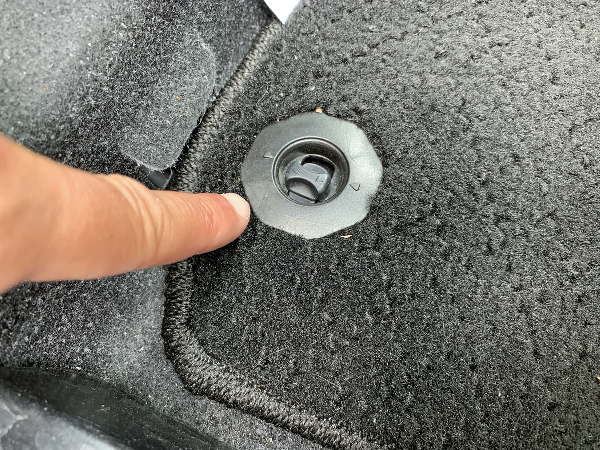 死亡事故や暴走にも繋がる フロアマットの誤った使用方法が及ぼす危険とは Auto Messe Web 自動車情報サイト 新車 中古車 Carview