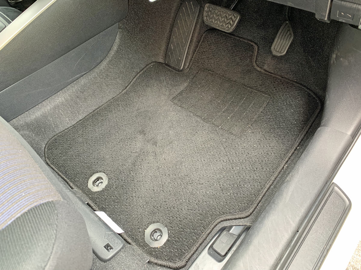 死亡事故や暴走にも繋がる フロアマットの誤った使用方法が及ぼす危険とは Auto Messe Web 自動車情報サイト 新車 中古車 Carview