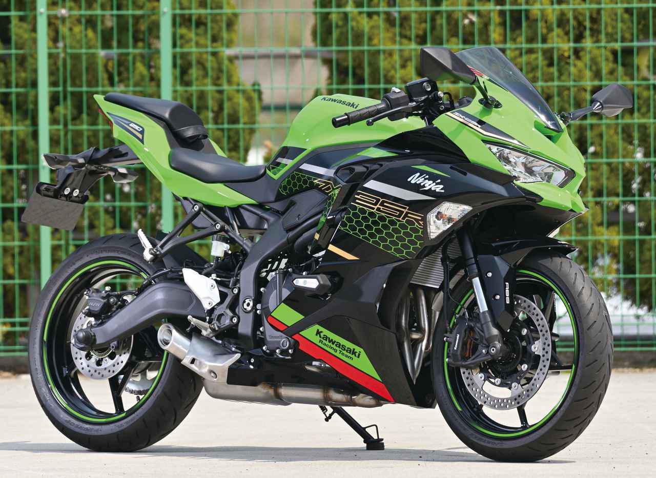 初の屋外撮影に成功 カワサキ Ninja Zx 25r 最新情報 間近で見て分かったことと 気になる詳細を徹底レポート Webオートバイ 自動車情報サイト 新車 中古車 Carview