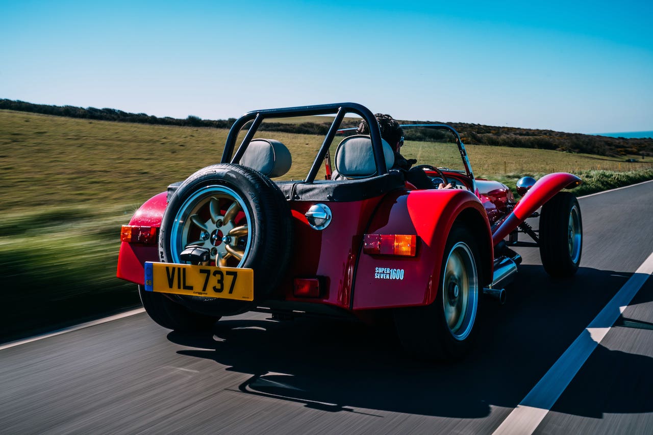 ケータハム スーパー セブン 1600発売開始 1970年代のレトロなデザインを現代流にアレンジ 動画 Genroq Web 自動車情報サイト 新車 中古車 Carview