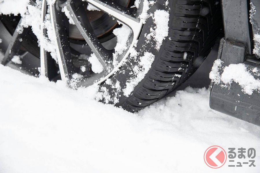 雪道でスタックしたらどうすればいい 冬ドライブで車に用意しておくと便利なものとは くるまのニュース 自動車情報サイト 新車 中古車 Carview