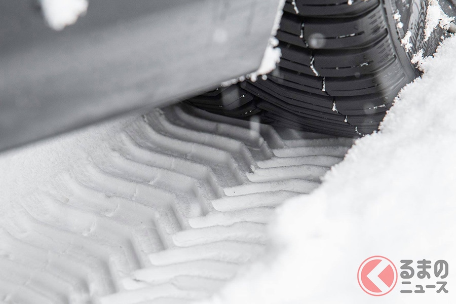 雪道でスタックしたらどうすればいい 冬ドライブで車に用意しておくと便利なものとは くるまのニュース 自動車情報サイト 新車 中古車 Carview
