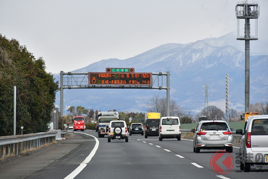 雪道でスタックしたらどうすればいい 冬ドライブで車に用意しておくと便利なものとは くるまのニュース 自動車情報サイト 新車 中古車 Carview