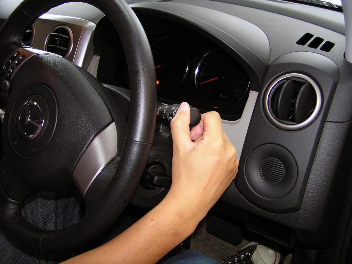日本車は右で輸入車は左 そもそもウインカーレバーの位置はどう決まった Web Cartop 自動車情報サイト 新車 中古車 Carview