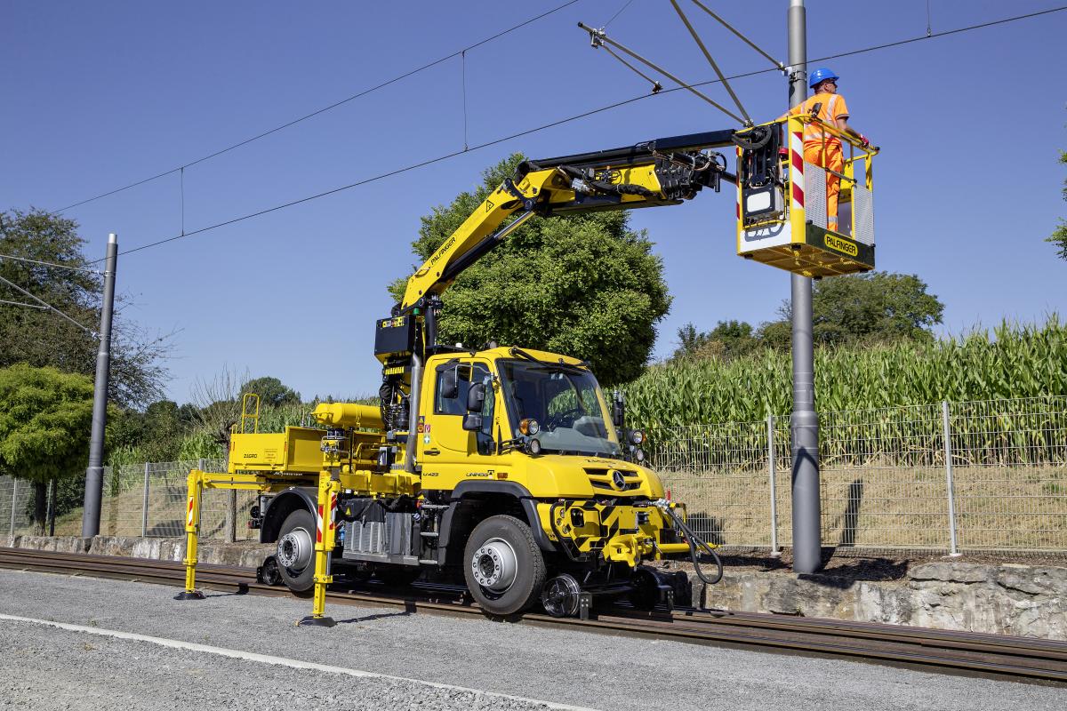 世界の名車 登坂性能45度 線路まで走れるメルセデス ベンツ ウニモグ とは Web Cartop 自動車情報サイト 新車 中古車 Carview