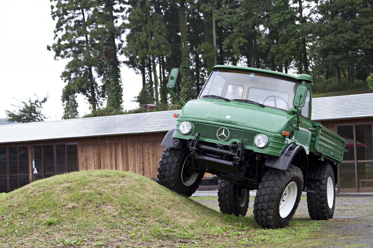 世界の名車 登坂性能45度 線路まで走れるメルセデス ベンツ ウニモグ とは Web Cartop 自動車情報サイト 新車 中古車 Carview