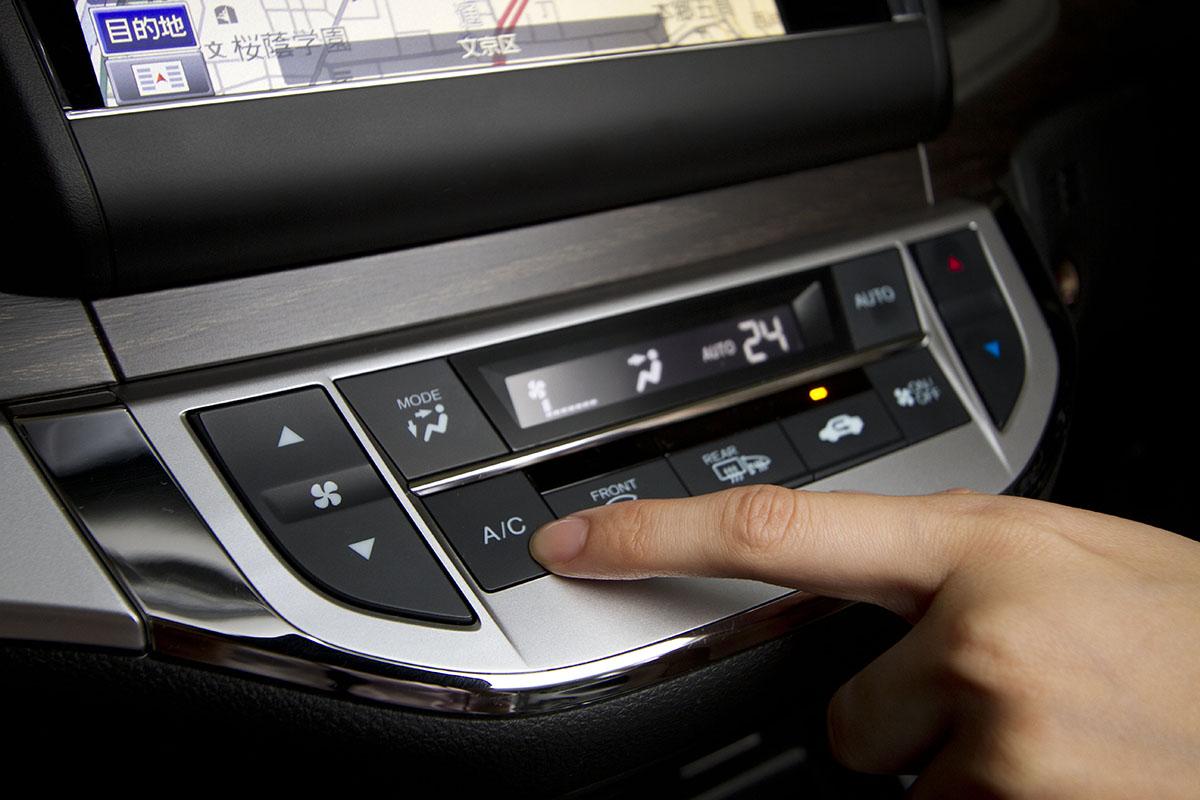 寒い時期は車内を暖めるだけ なら冬場のクルマはa Cボタンをオフにしたほうがいい Web Cartop 自動車情報サイト 新車 中古車 Carview
