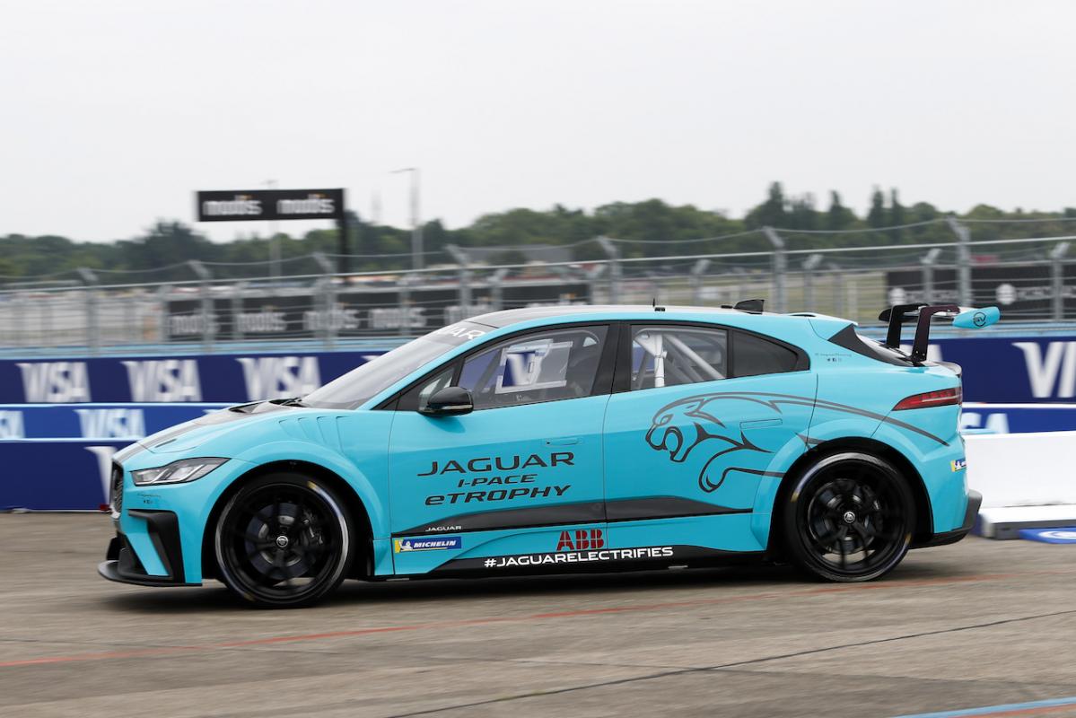 世界初の市販電気自動車ワンメイクレース車両i Pace Etrophyレースカーがデビュー Motorfan 自動車情報サイト 新車 中古車 Carview