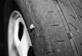 タイヤのパンク急増中 パンクしたらタイヤを1本だけ新品交換しても大丈夫なのか ベストカーweb の写真 自動車情報サイト 新車 中古車 Carview