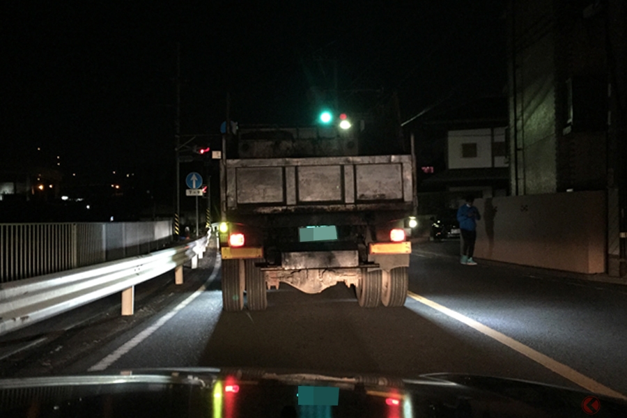 トラックの危険な目つぶし違法ライト急増 後輪付近にある眩しいライトの正体とは くるまのニュース 自動車情報サイト 新車 中古車 Carview
