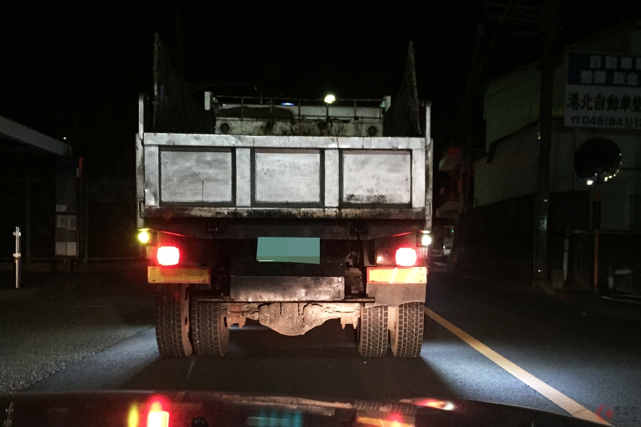 トラックの危険な目つぶし違法ライト急増！ 後輪付近にある眩しいライトの正体とは？